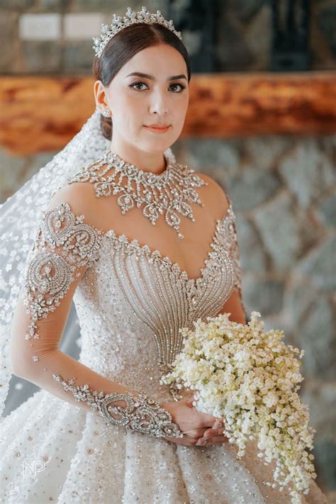 ara mina gown|Ara Mina looks regal in her Leo Almodal wedding。